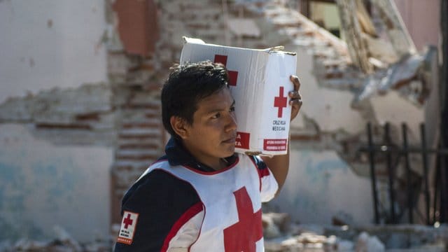 Ein Mitglied des Roten Kreuzes verteilt Hilfsgüter nach einem Erdbeben in Oaxaca in Mexiko. Ein Mitglied des Roten Kreuzes verteilt Hilfsgüter nach einem Erdbeben in Oaxaca in Mexiko.