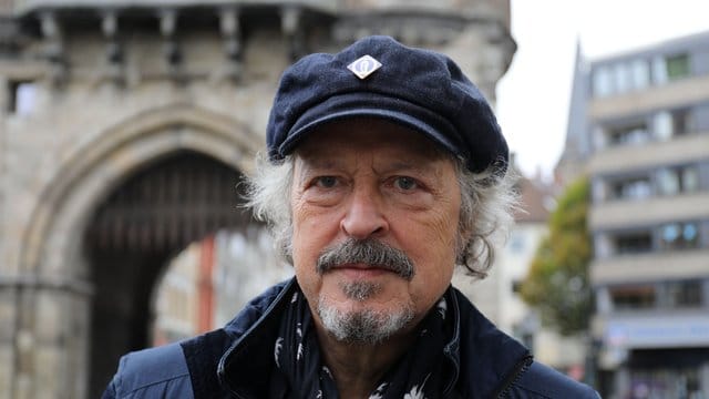 Wolfgang Niedecken in der Kölner Südstadt vor dem Severinstor.