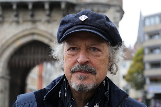 Wolfgang Niedecken in der Kölner Südstadt vor dem Severinstor.