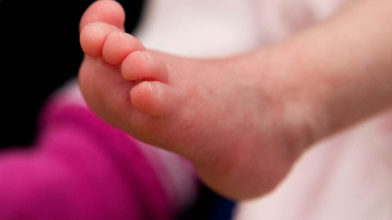 Babyfuß: Nach einem starken Anstieg sind 2017 wieder weniger Babys in Deutschland auf die Welt gekommen.