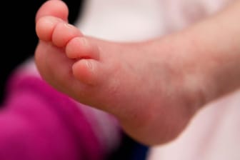 Babyfuß: Nach einem starken Anstieg sind 2017 wieder weniger Babys in Deutschland auf die Welt gekommen.