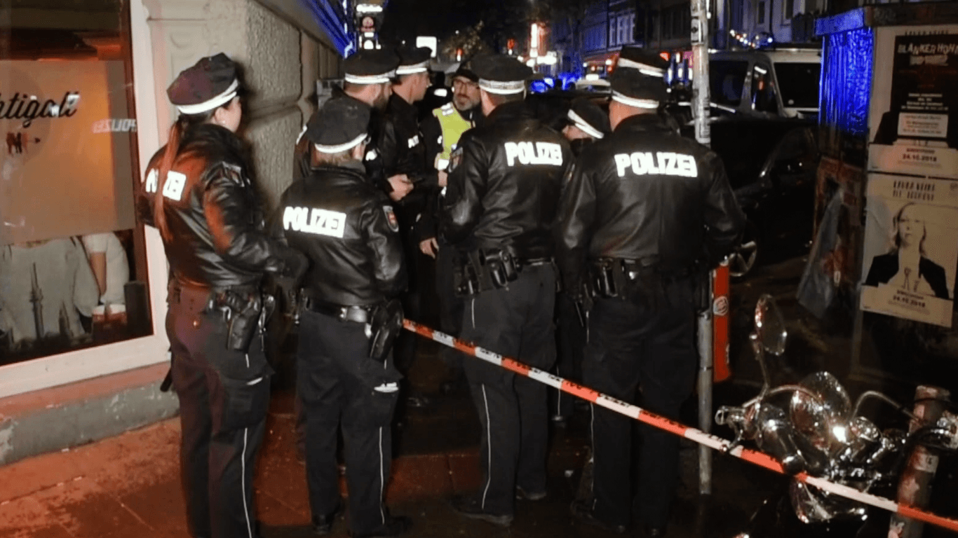 Polizisten sichern den Tatort: Nach einem Unfall im Hamburger Stadtteil St. Pauli schoss die Besatzung einer Streife auf den flüchtigen Unfallverursacher.