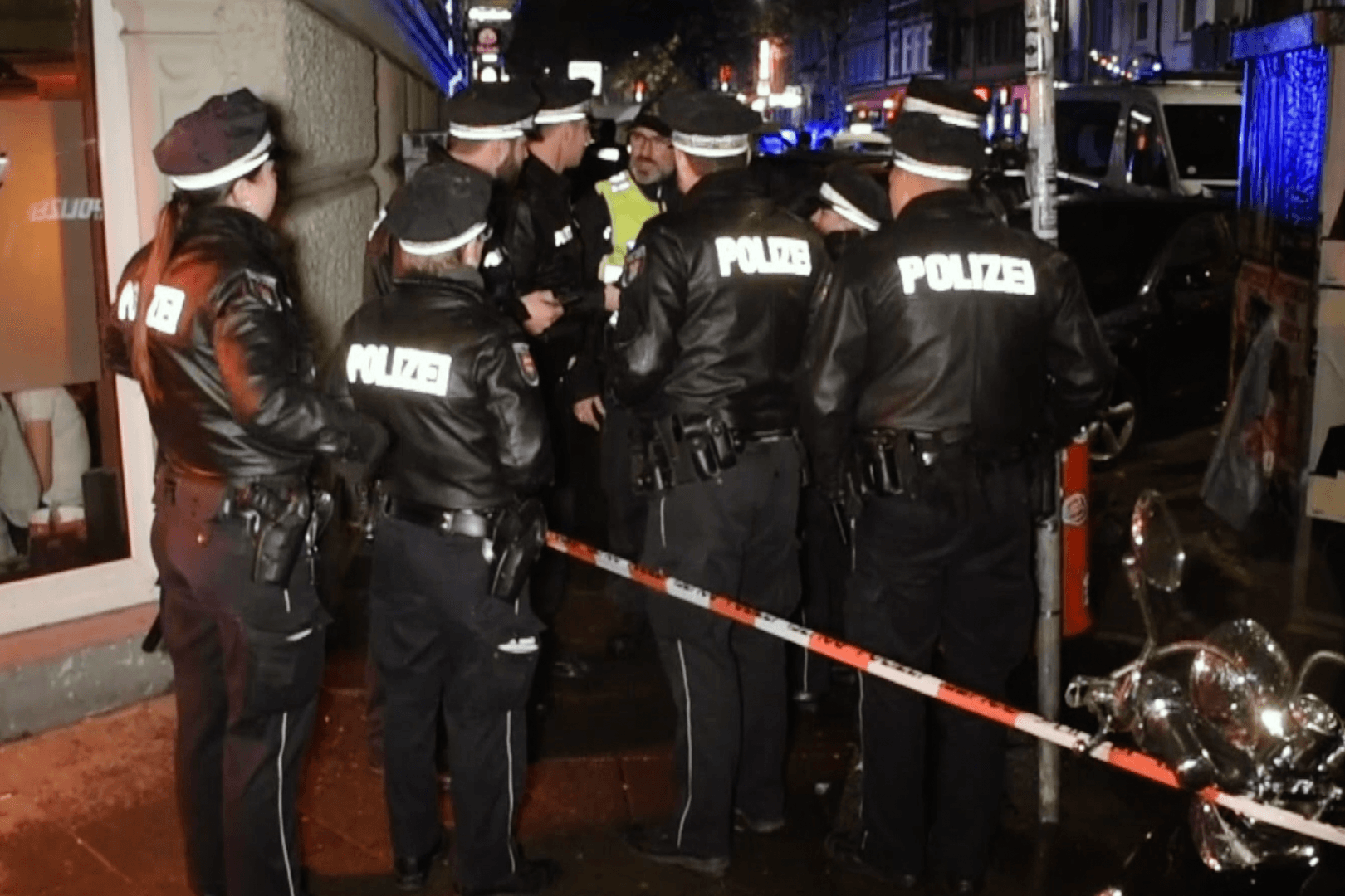 Polizisten sichern den Tatort: Nach einem Unfall im Hamburger Stadtteil St. Pauli schoss die Besatzung einer Streife auf den flüchtigen Unfallverursacher.