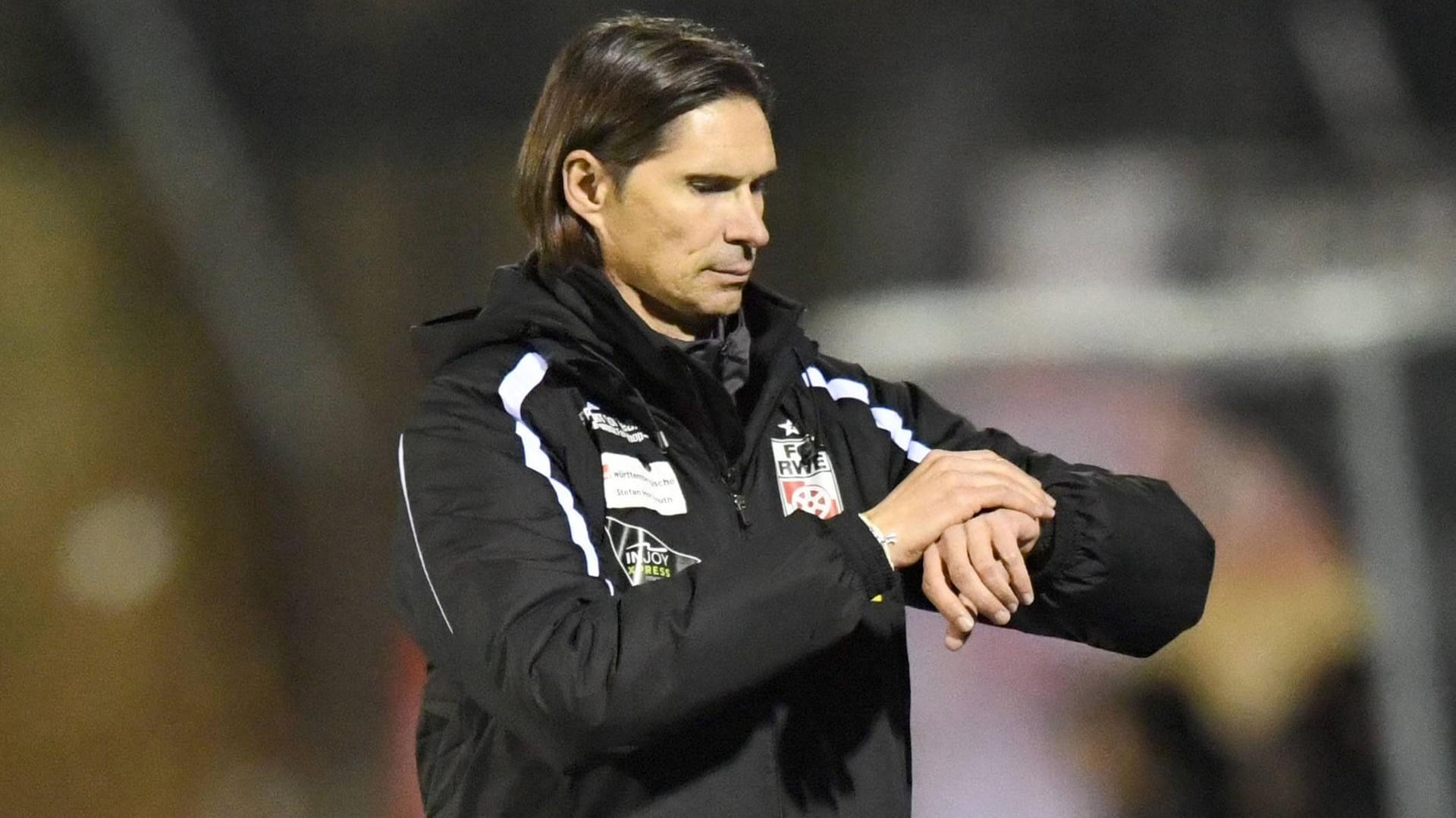 Die Zeit drängt: Rot-Weiß Erfurt braucht dringend ein Darlehen, damit Trainer Thomas Brdaric und seine Schützlinge weiterhin am Spielbetrieb teilnehmen dürfen. Die Zeit drängt: Rot-Weiß Erfurt braucht dringend ein Darlehen, damit Trainer Thomas Brdaric und seine Schützlinge weiterhin am Spielbetrieb teilnehmen dürfen.