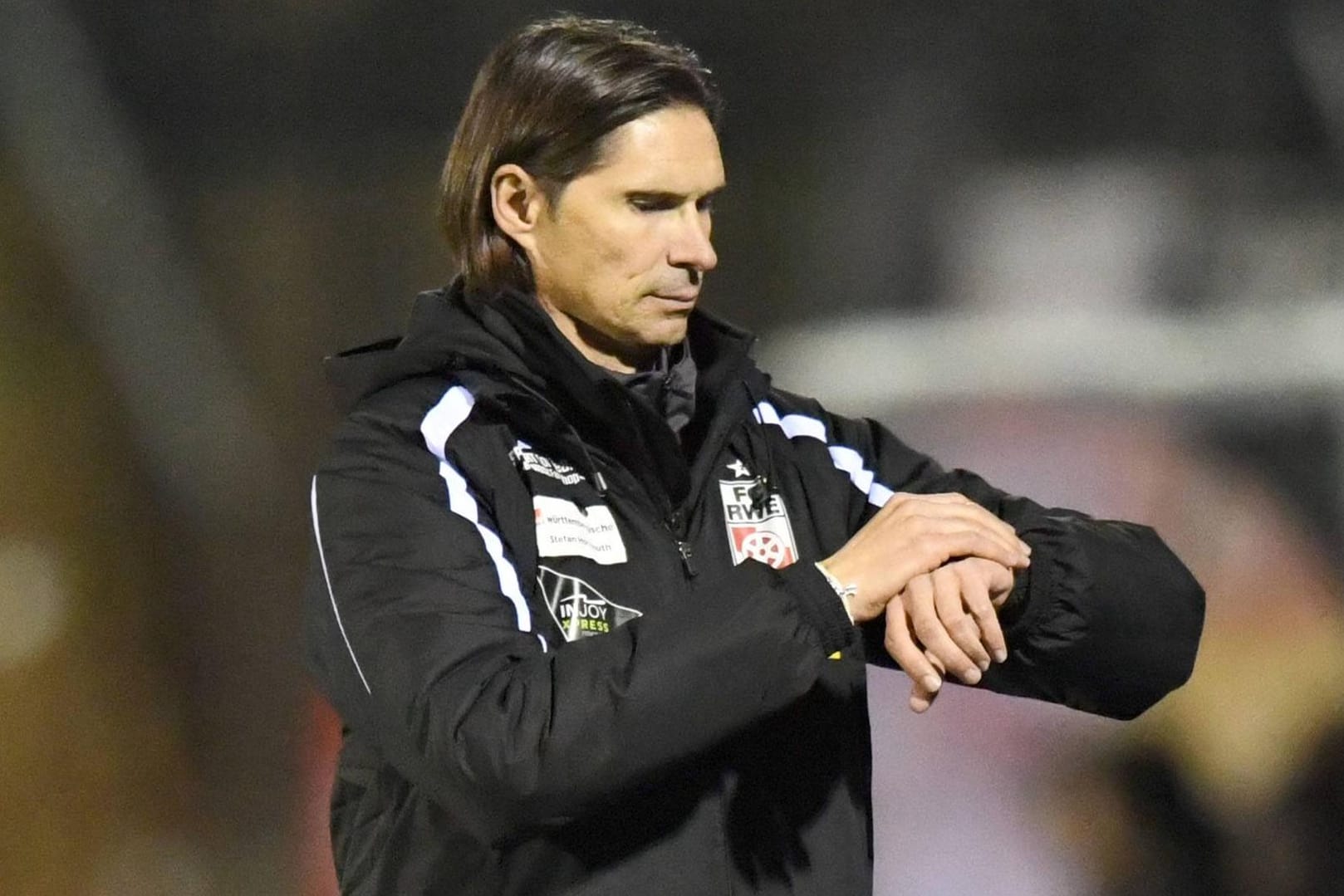 Die Zeit drängt: Rot-Weiß Erfurt braucht dringend ein Darlehen, damit Trainer Thomas Brdaric und seine Schützlinge weiterhin am Spielbetrieb teilnehmen dürfen.