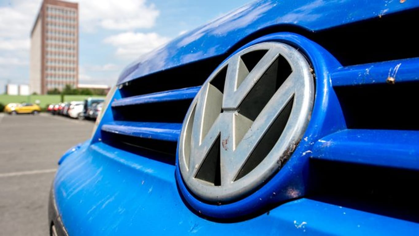 Einer für alle: Verbraucherschützer reichen eine Musterfeststellungsklage gegen Volkswagen ein. Das kann den Weg zu Schadenersatzzahlungen für Zehntausende Dieselfahrer erleichtern.