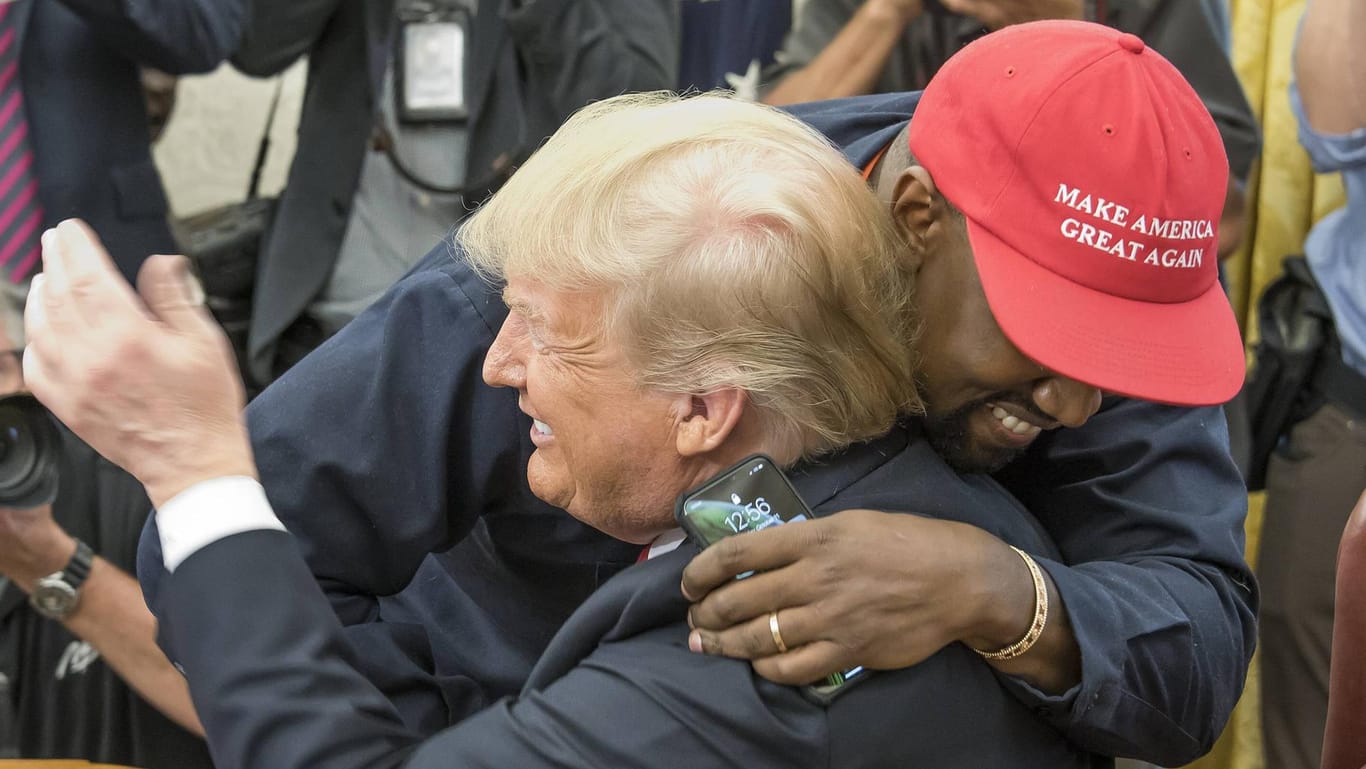 Donald Trump und Kanye West umarmen sich im Oval Office: Mit "Make America great again" auf seiner Mütze, setzte der Rapper ein Pro-Trump-Statement.