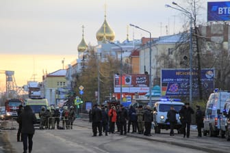 Rettungskräfte und Polizisten stehen vor einem Geheimdienstgebäude in Archangelsk: Bei der Explosion haben sich drei FSB-Beamte Verletzungen zugezogen.