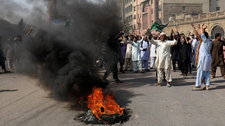 Islamisten protestieren in Pakistan: Eine Christin wurde in dem muslimischen Land aufgrund eines umstrittenen Blasphemiegesetzes zum Tode verurteilt. Als das Urteil aufgehoben wurde, kam es vor dem Gericht zu Tumulten.