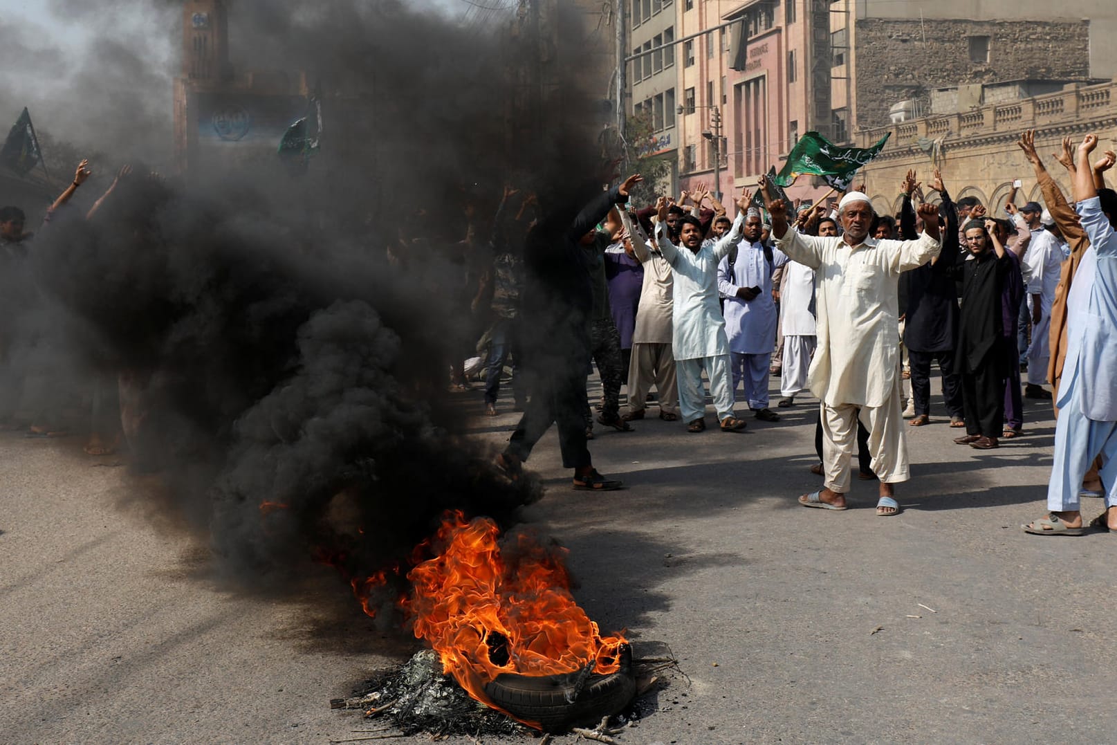 Islamisten protestieren in Pakistan: Eine Christin wurde in dem muslimischen Land aufgrund eines umstrittenen Blasphemiegesetzes zum Tode verurteilt. Als das Urteil aufgehoben wurde, kam es vor dem Gericht zu Tumulten.