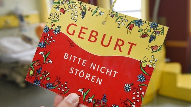 Das Durchschnittsalter von Frauen in Deutschland bei der Geburt ihrer Kinder ist in den letzten Jahrzehnten gestiegen, von 27,9 Jahren im Jahr 1991 auf 31,2 Jahre im Jahr 2017. Das Durchschnittsalter von Frauen in Deutschland bei der Geburt ihrer Kinder ist in den letzten Jahrzehnten gestiegen, von 27,9 Jahren im Jahr 1991 auf 31,2 Jahre im Jahr 2017.