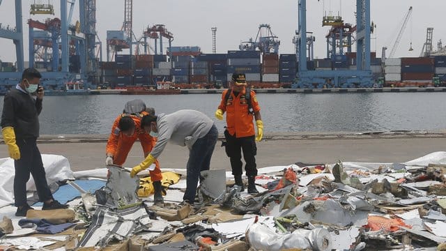 In Jakarta untersuchen Ermittler Wrackteile der abgestürzten Boeing 737. In Jakarta untersuchen Ermittler Wrackteile der abgestürzten Boeing 737.