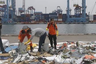 In Jakarta untersuchen Ermittler Wrackteile der abgestürzten Boeing 737.