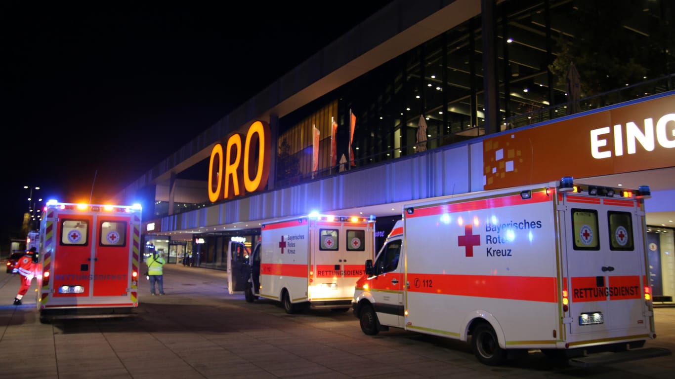 Rettungswägen stehen vor einem Einkaufszentrum in Schwabach: Ein Rettungsdienst untersuchte vor Ort 17 Menschen, die sich über Atemwegsreizungen beschwerten.