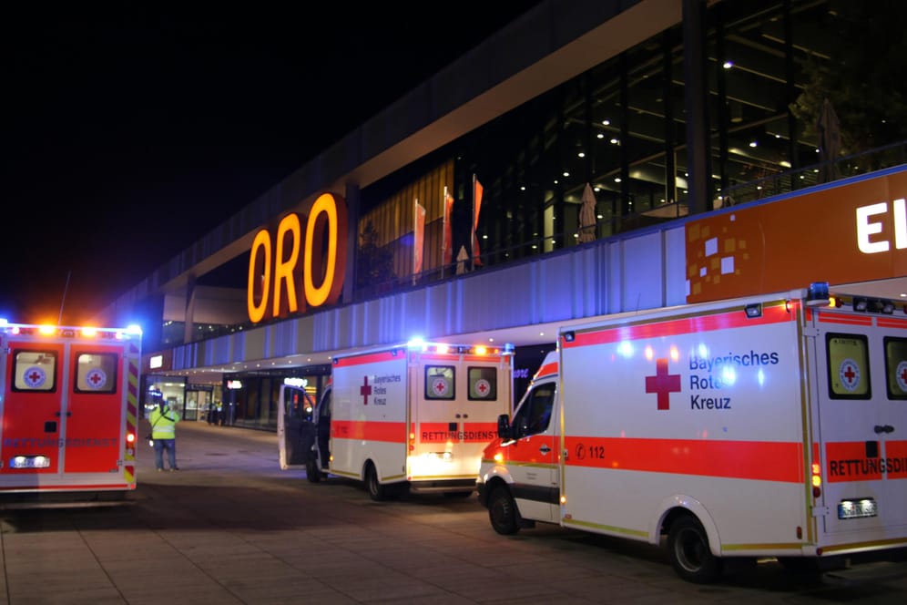 Rettungswägen stehen vor einem Einkaufszentrum in Schwabach: Ein Rettungsdienst untersuchte vor Ort 17 Menschen, die sich über Atemwegsreizungen beschwerten.