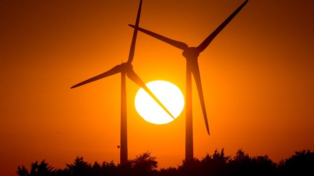 Windräder auf der Ostseeinsel Fehmarn.