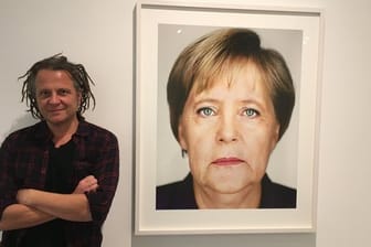 Der Fotograf und sein Bild: Martin in der Wiener Galerie "Ostlicht" neben einem Porträt von Angela Merkel.