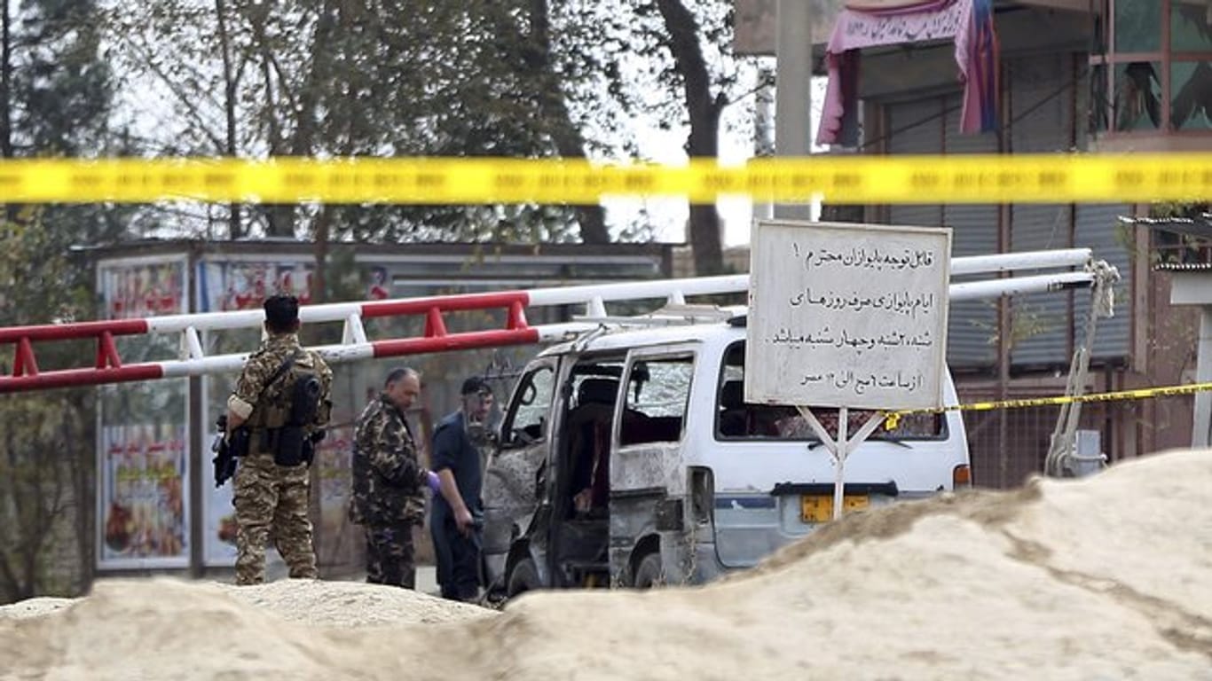 Nach einen Selbstmordanschlag in Kabul untersuchen Sicherheitskräfte den Tatort.