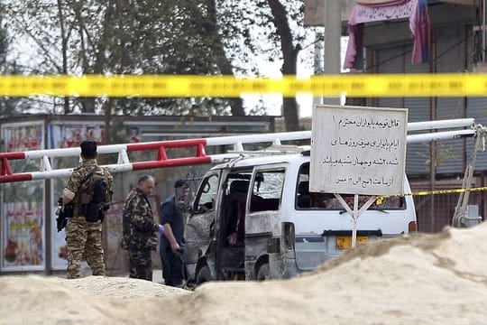 Nach einen Selbstmordanschlag in Kabul untersuchen Sicherheitskräfte den Tatort.