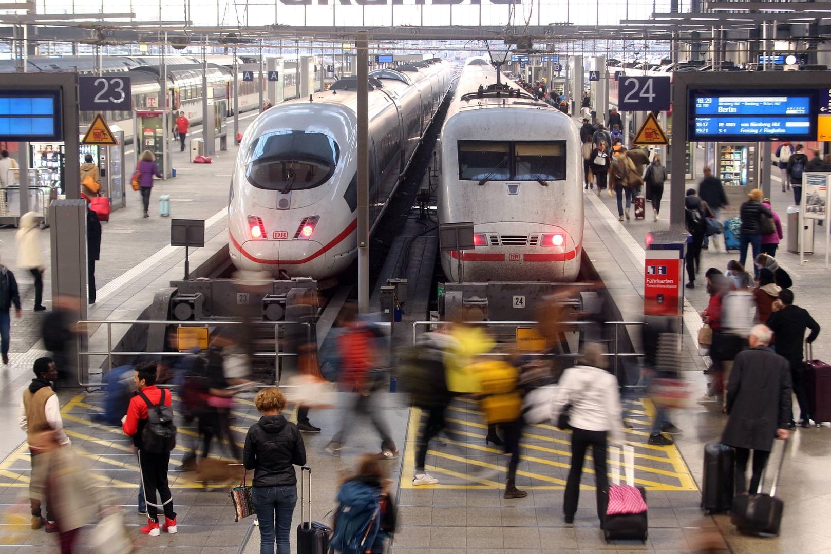 Haupthalle des Hauptbahnhofs in München (Symbolfoto): Die Polizei untersucht die Taschen, die mit Klebeband umwickelt waren.