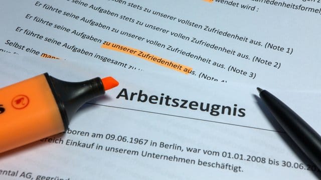 Die Unterschrift auf einem Arbeitszeugnis muss nicht zwangsläufig vom obersten Vorgesetzten stammen.