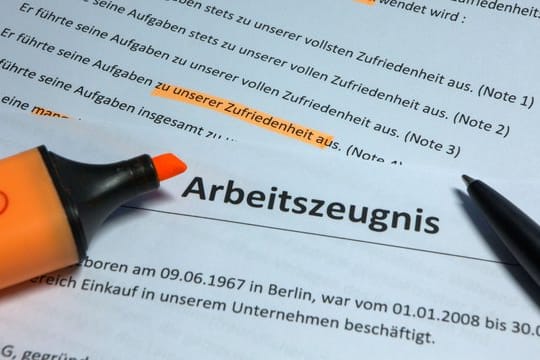 Die Unterschrift auf einem Arbeitszeugnis muss nicht zwangsläufig vom obersten Vorgesetzten stammen.