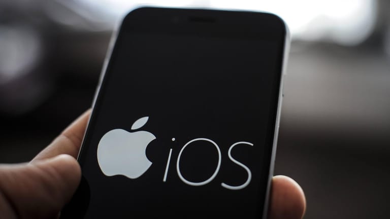 iOS-Logo auf einem iPhone: Apple konnte mit einem Update eine Sicherheitslücke seines iPhone-Systems iOS schließen.