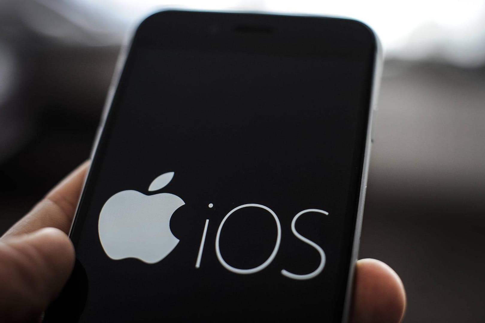 iOS-Logo auf einem iPhone: Apple konnte mit einem Update eine Sicherheitslücke seines iPhone-Systems iOS schließen.