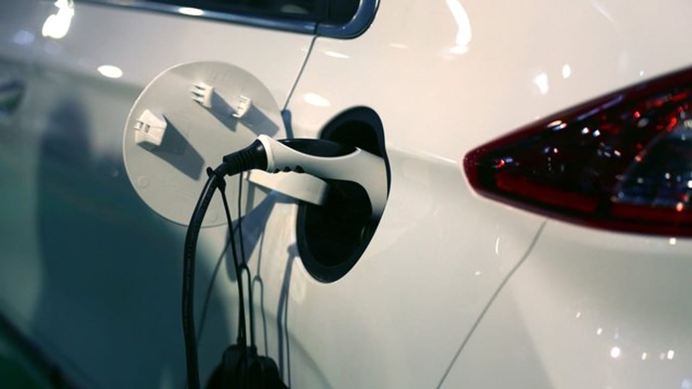 Elektrisch fahren und sparen: Das trifft laut ADAC bereits für einige Modelle zu, doch die Reichweite der Elektroautos lässt noch zu wünschen übrig.