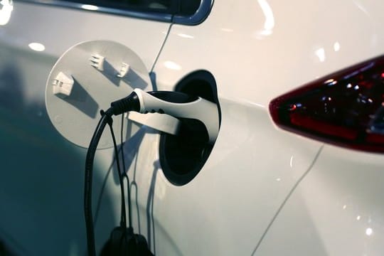 Elektrisch fahren und sparen: Das trifft laut ADAC bereits für einige Modelle zu, doch die Reichweite der Elektroautos lässt noch zu wünschen übrig.