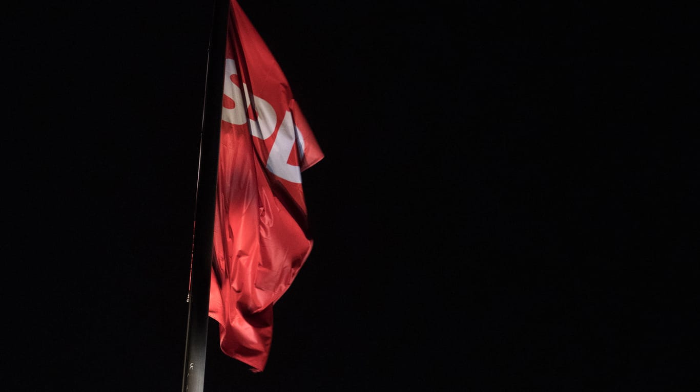 SPD-Fahne vor dem Willy-Brandt-Haus: In der Koalition bleiben oder nicht, wie entscheidet die SPD?