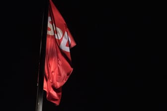 SPD-Fahne vor dem Willy-Brandt-Haus: In der Koalition bleiben oder nicht, wie entscheidet die SPD?