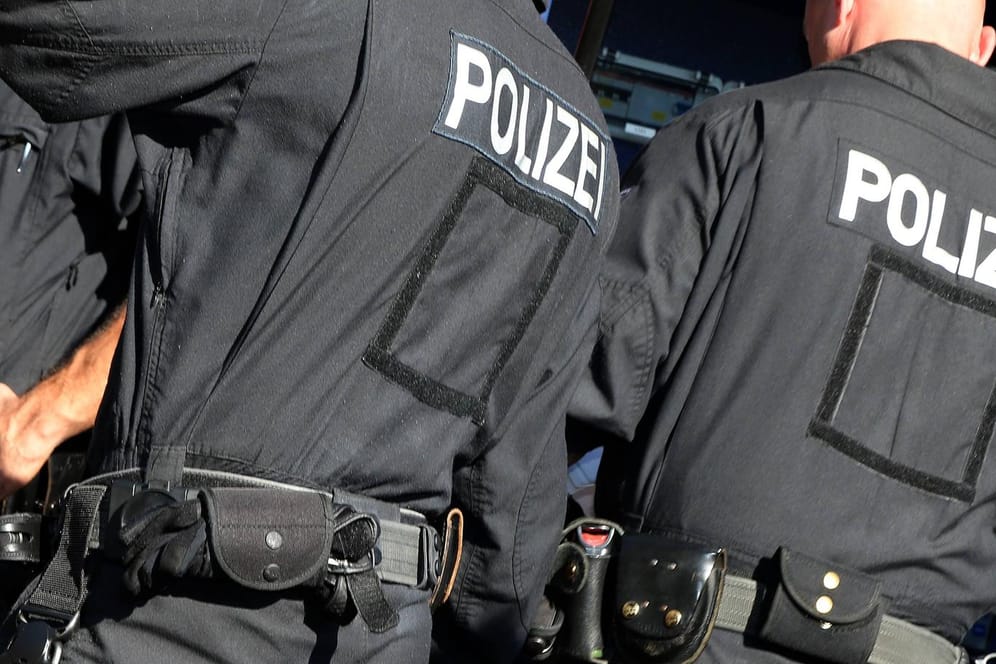 Bei den Krawallen in Rostock musste die Polizei eingreifen. (Symbolfoto)