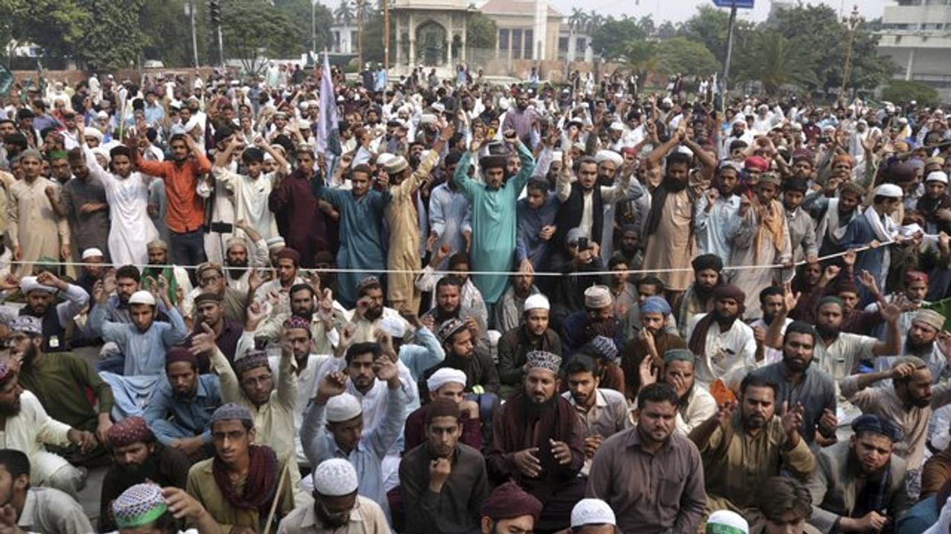 Anhänger einer pakistanischen religiösen Gruppe protestieren in Lahore.
