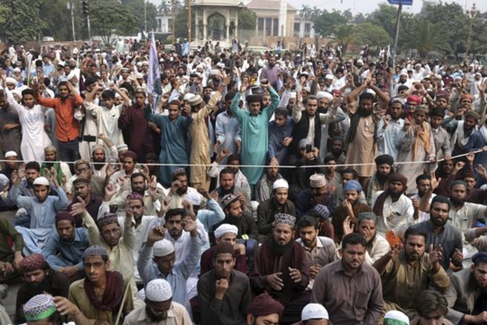 Anhänger einer pakistanischen religiösen Gruppe protestieren in Lahore.