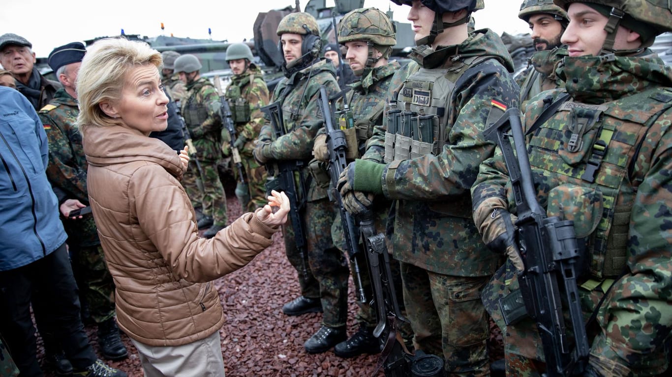 Von der Leyen in Norwegen: Die Verteidigungsministerin hat sich einen Eindruck vom Nato-Manöver verschafft.