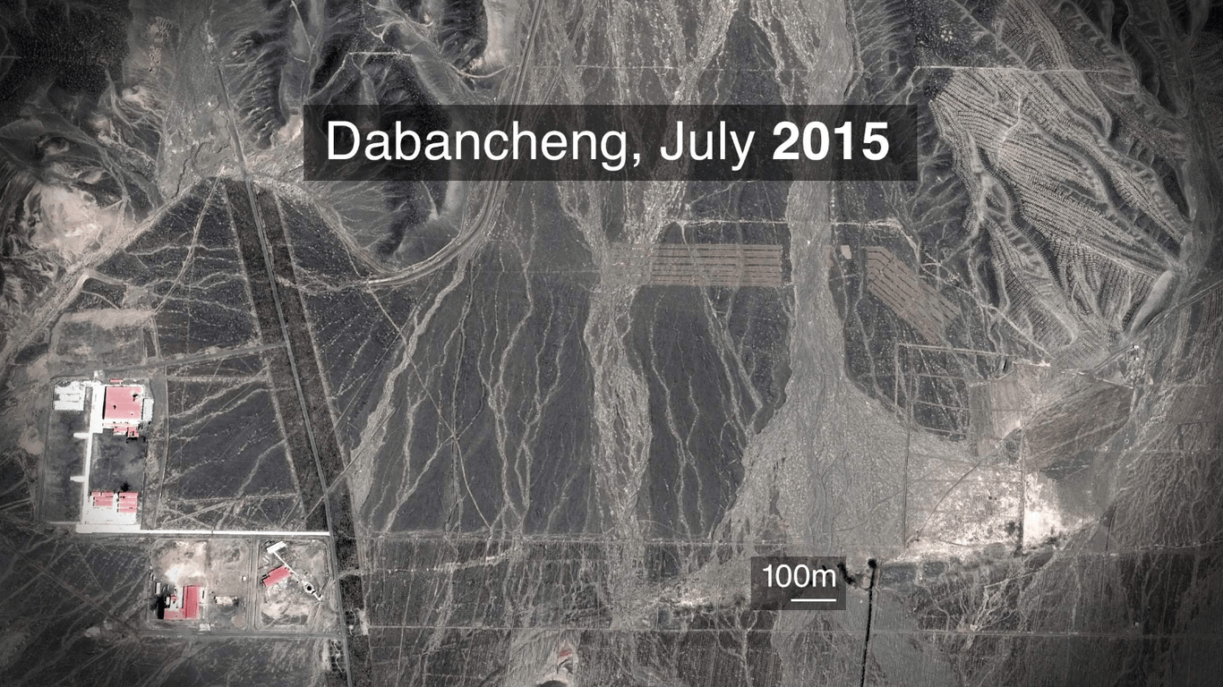 Die Satellitenaufnahme zeigt den Standort des künftigen Lagerkomplexex bei Dabancheng im Juli 2015.