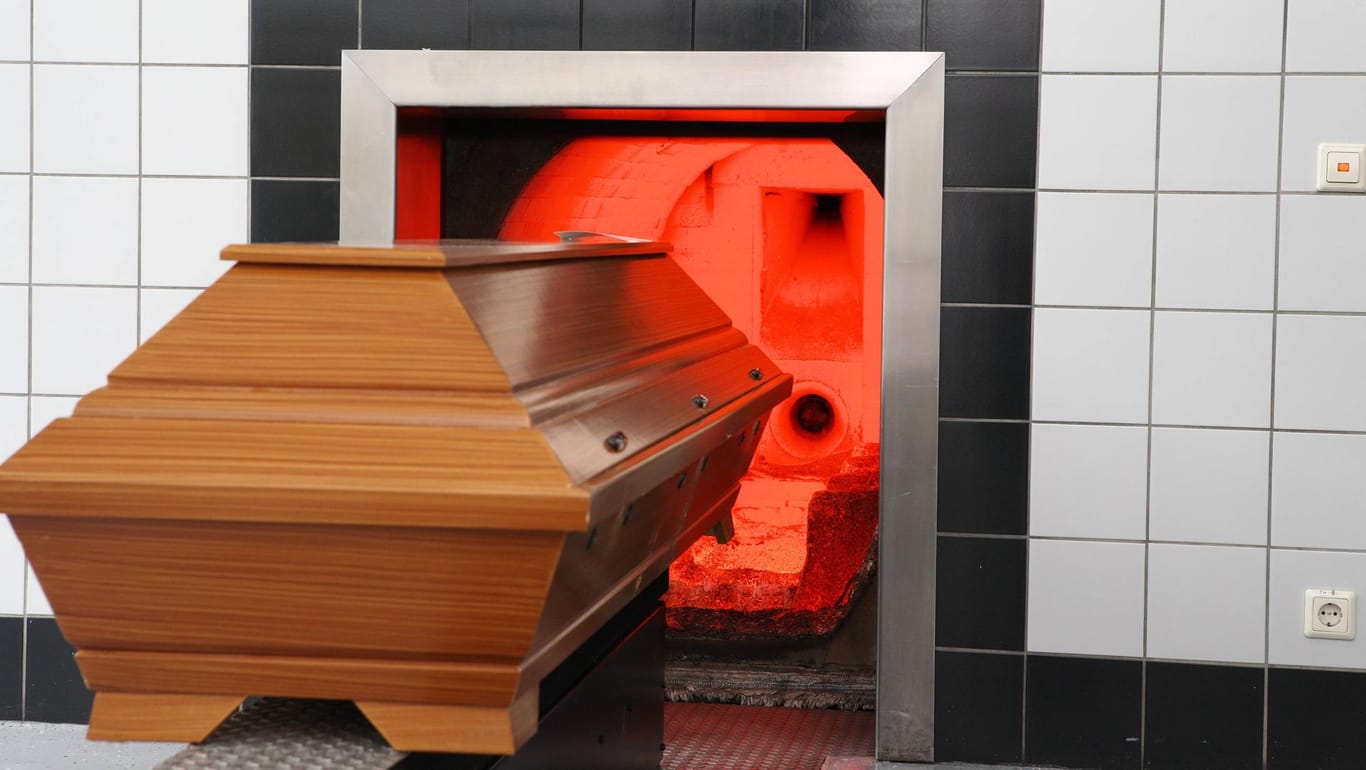 Krematorium: Ein Sarg wird sowohl bei Erdbeisetzungen als auch bei Verbrennungen benötigt.