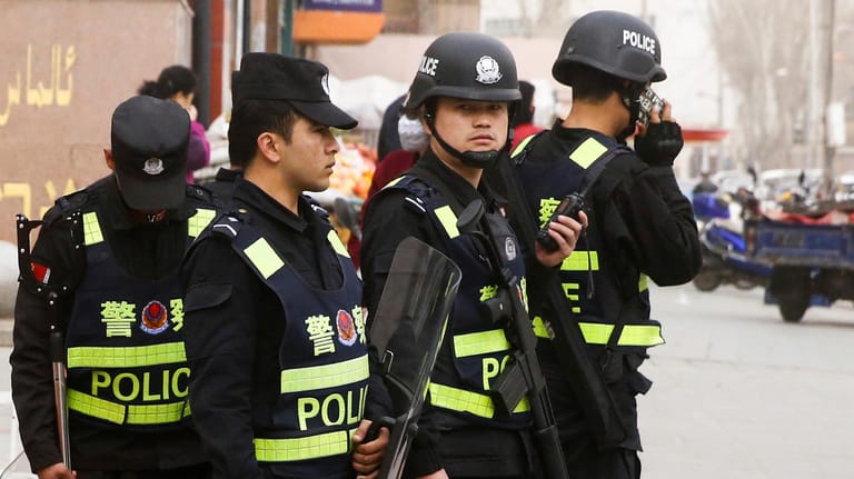 Polizisten in der Stadt Kashgar: Über die ganze Provinz verteilt sind Kontrollposten eingerichtet worden.