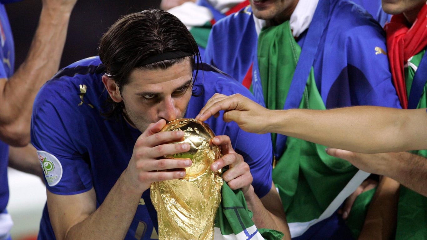 Weltmeister 2006: Vincenzo Iaquinta küsst den Fifa-Weltpokal.