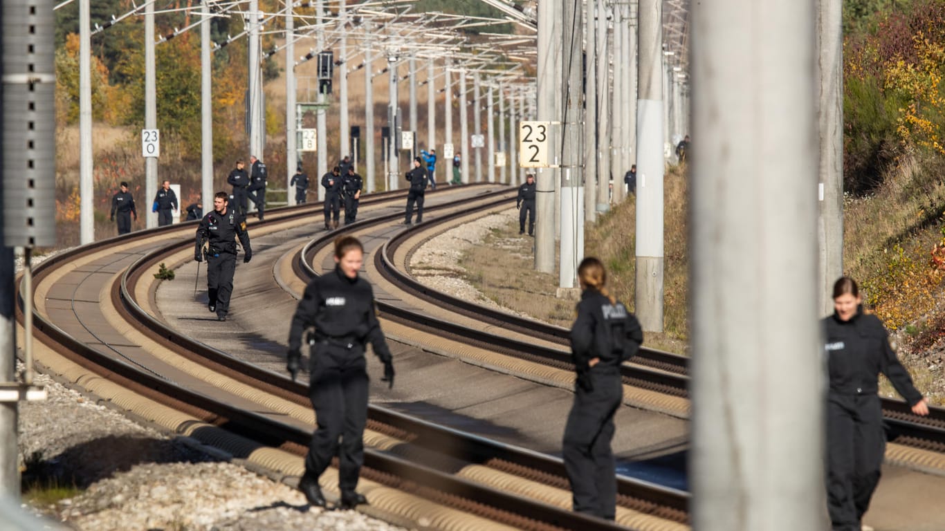 Polizisten suchen auf der ICE-Strecke zwischen Nürnberg und München die Schienen ab: Das Landeskriminalamt bewertete den Vorfall nicht als Anschlag, sondern als gefährlichen Eingriff in den Zugverkehr.