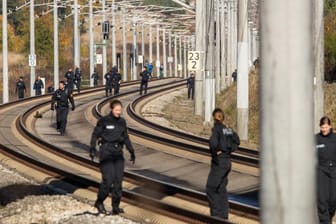 Polizisten suchen auf der ICE-Strecke zwischen Nürnberg und München die Schienen ab: Das Landeskriminalamt bewertete den Vorfall nicht als Anschlag, sondern als gefährlichen Eingriff in den Zugverkehr.