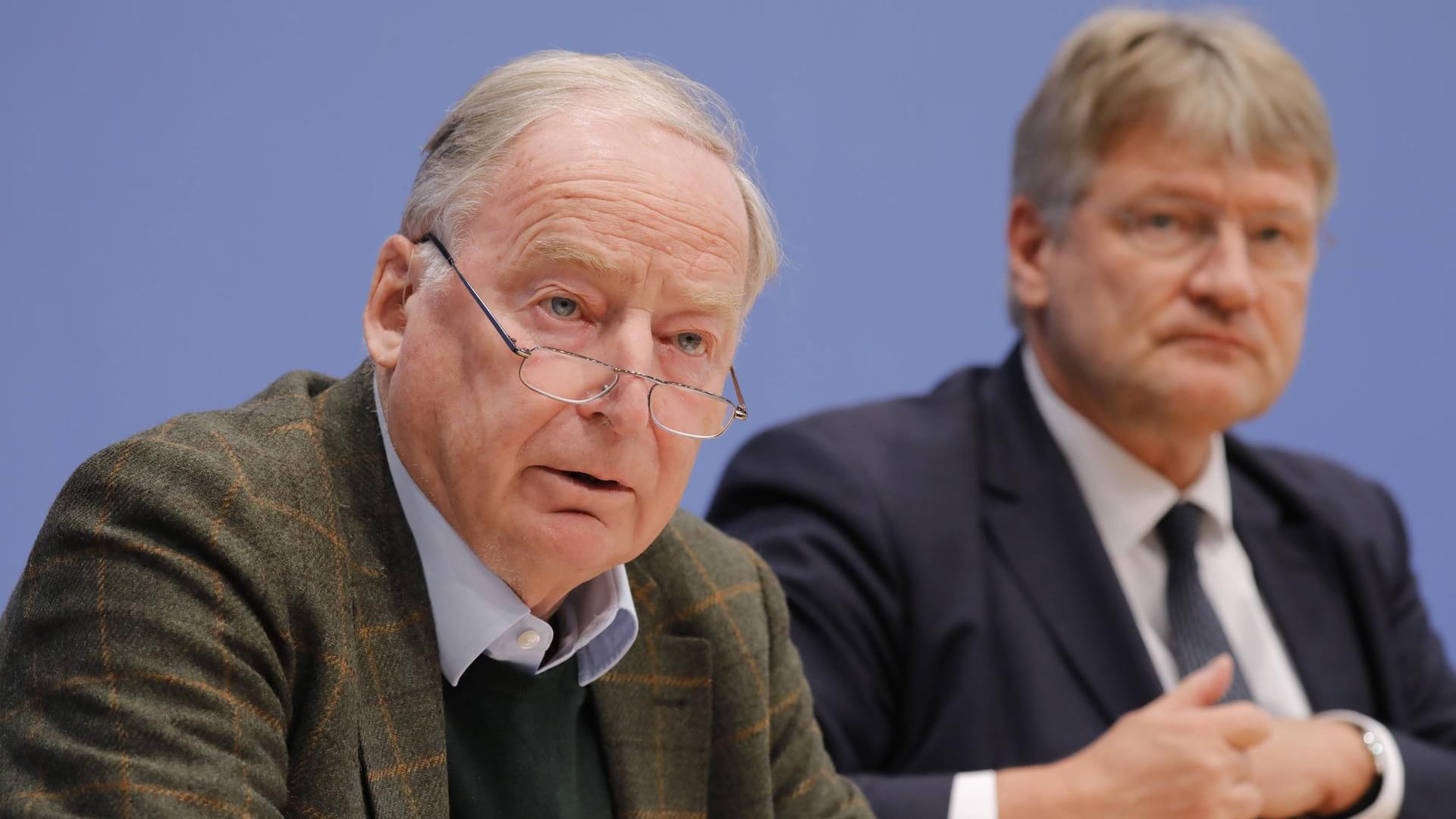 Gauland und Meuthen bemühen sich um ein bürgerliches Auftreten der Partei: Parteimitglieder wollen Kurs der Parteispitze gegen Rechtsradikale nicht mittragen.