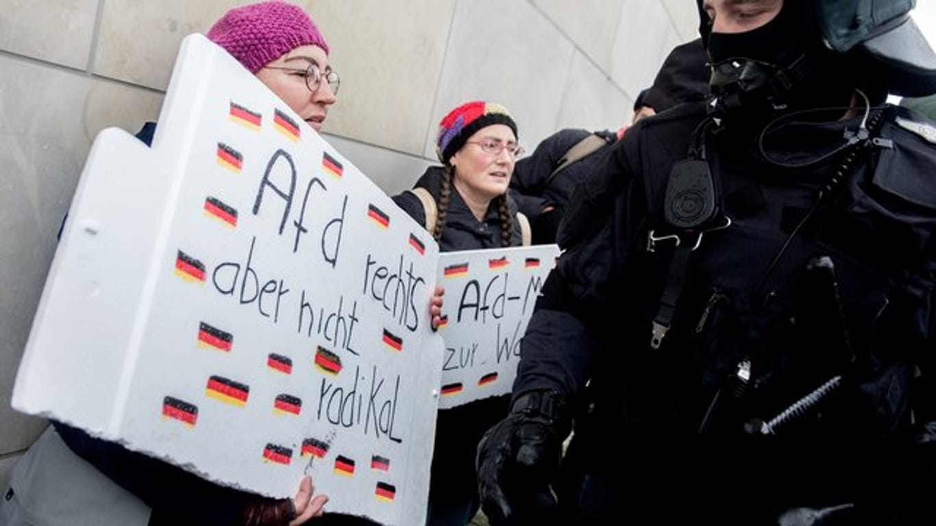 "Rechts, aber nicht radikal" - zwei AfD-Anhängerinnen demonstrieren gegen die rechtsradikale Wahrnehmung ihrer Partei in der Öffentlichkeit.