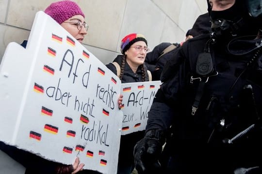 "Rechts, aber nicht radikal" - zwei AfD-Anhängerinnen demonstrieren gegen die rechtsradikale Wahrnehmung ihrer Partei in der Öffentlichkeit.