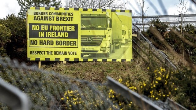 Protest gegen den EU-Austritt an der Grenze zwischen Irland und Nordirland: Die Irland-Frage bleibt das entscheidende Hindernis für einen "sanften" Brexit. Protest gegen den EU-Austritt an der Grenze zwischen Irland und Nordirland: Die Irland-Frage bleibt das entscheidende Hindernis für einen "sanften" Brexit.