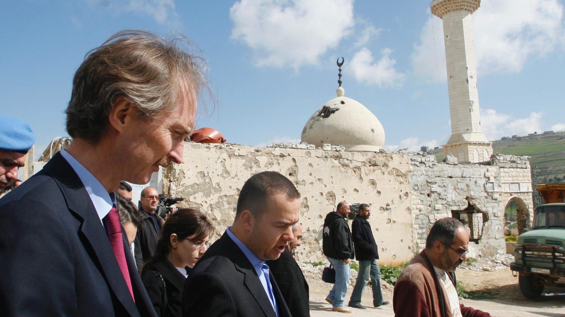 Geir Pedersen (links) im Libanon (Archivbild): Der Vorgänger des neuen UN-Syrenbeauftragten Staffan de Mistura muss ohne nennenswerte Fortschritte gemacht zu haben den Rücktritt antreten. Geir Pedersen (links) im Libanon (Archivbild): Der Vorgänger des neuen UN-Syrenbeauftragten Staffan de Mistura muss ohne nennenswerte Fortschritte gemacht zu haben den Rücktritt antreten.
