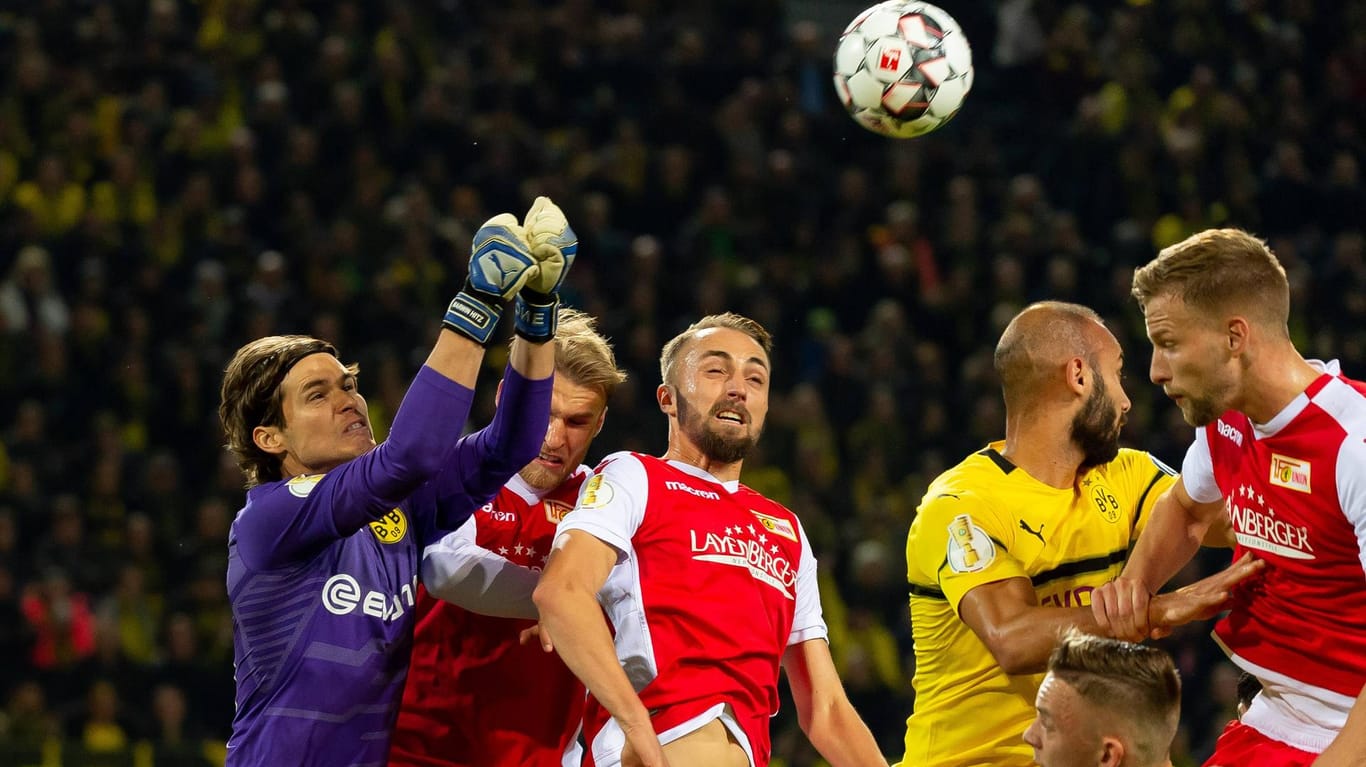 Der Ersatztorwart setzt sich durch: Dortmunds Marwin Hitz geht mit beiden Fäusten zum Ball.