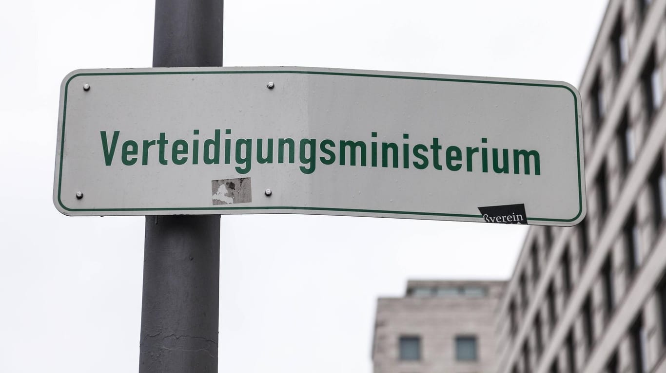 Verteidigungsministerium-Schild in Berlin (Symbolbild): Wegen der Affäre um Berater-Verträge sind das Verteidigungsministerium und Ministerin Ursula von der Leyen in die Kritik geraten.