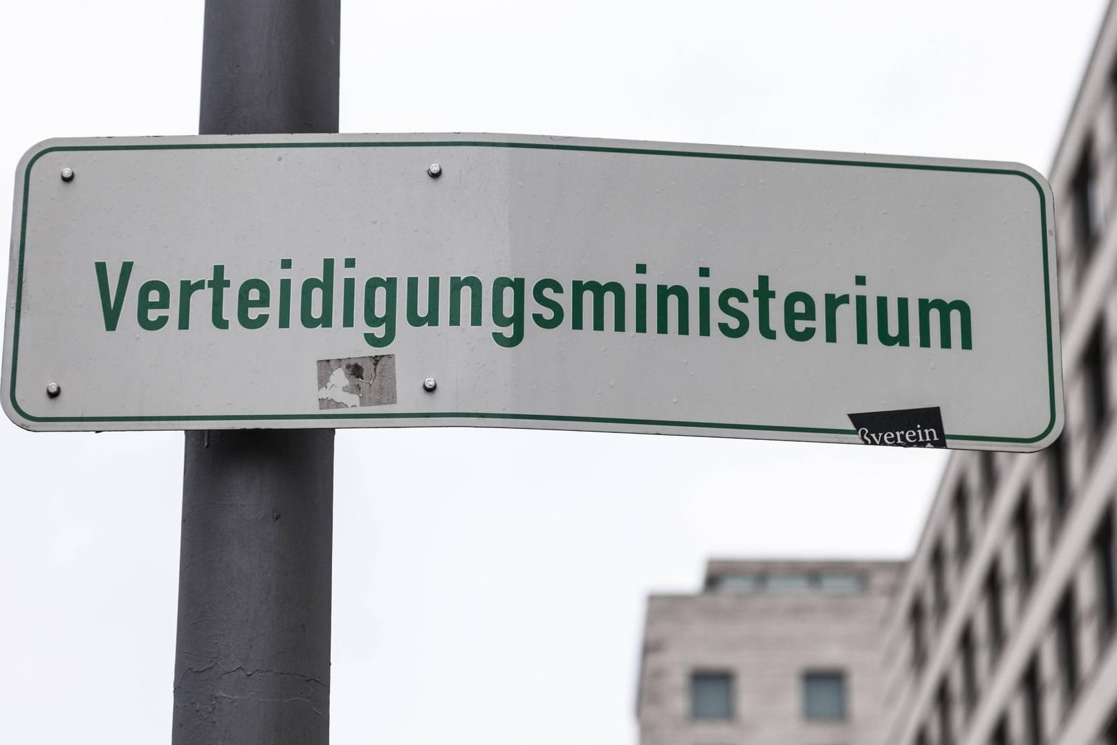 Verteidigungsministerium-Schild in Berlin (Symbolbild): Wegen der Affäre um Berater-Verträge sind das Verteidigungsministerium und Ministerin Ursula von der Leyen in die Kritik geraten.